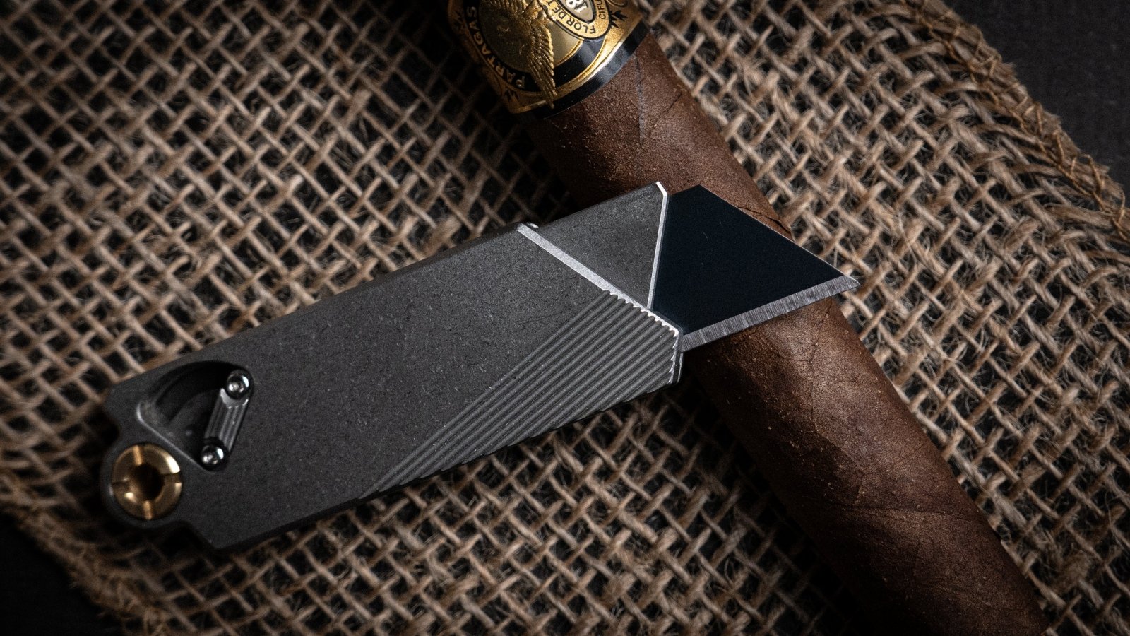 How to Choose an EDC Knife that Matches Your Lifestyle - PICHI DESIGN