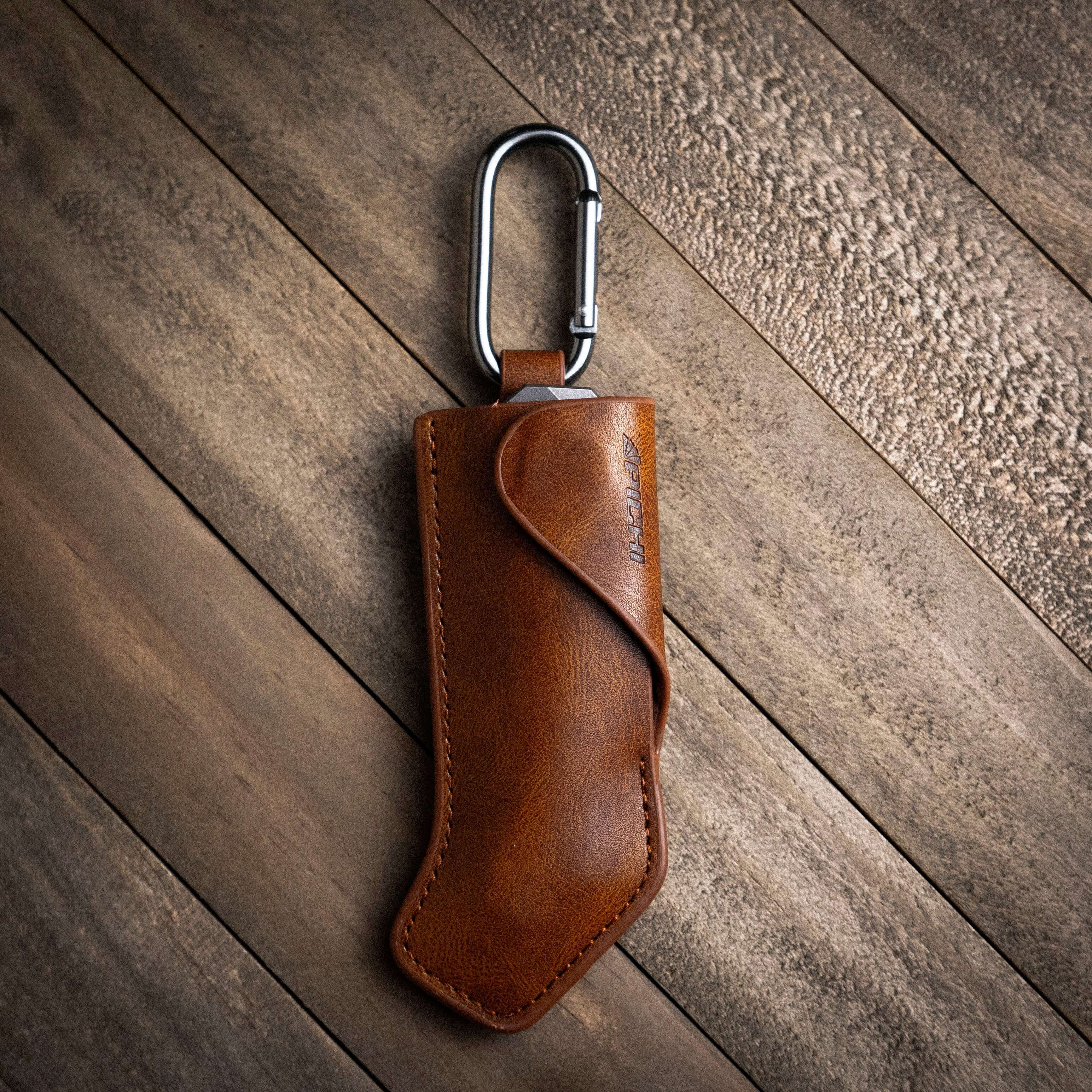 Hand-crafted Australian full cow leather holster for the PICHI X2 multi-tool, with a color that deepens over time to a brownish red, forming a charming contrast with the titanium of the PICHI X2, ensuring the tool's safety while providing easy access.