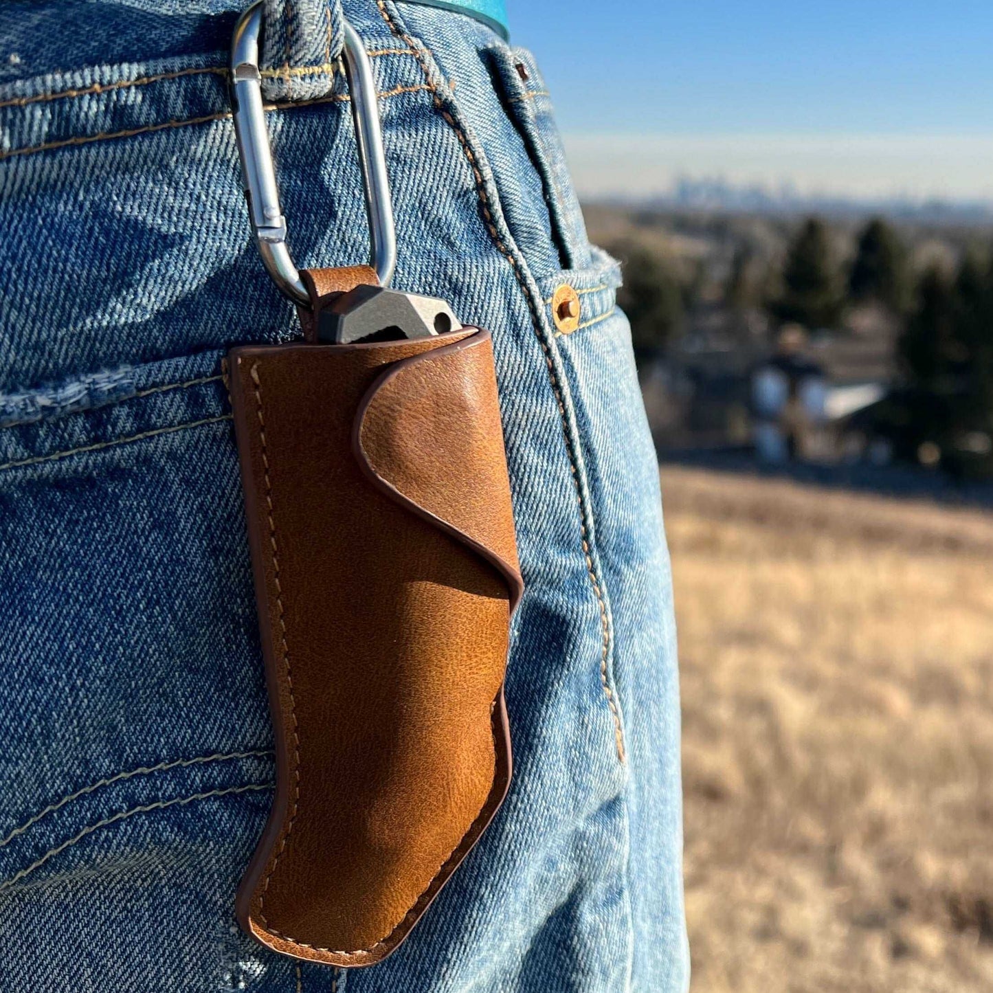 Hand-crafted Australian full cow leather holster for the PICHI X2 multi-tool, with a color that deepens over time to a brownish red, forming a charming contrast with the titanium of the PICHI X2, ensuring the tool's safety while providing easy access.