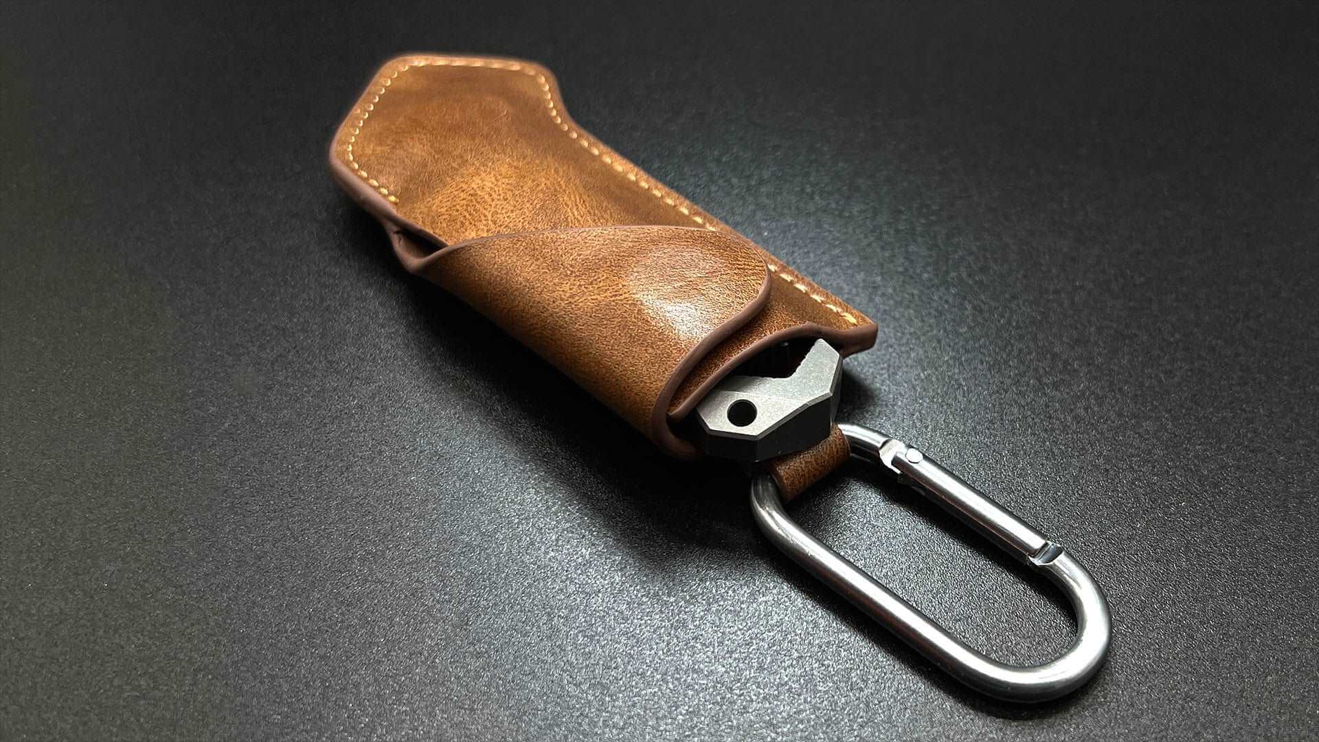 Hand-crafted Australian full cow leather holster for the PICHI X2 multi-tool, with a color that deepens over time to a brownish red, forming a charming contrast with the titanium of the PICHI X2, ensuring the tool's safety while providing easy access.