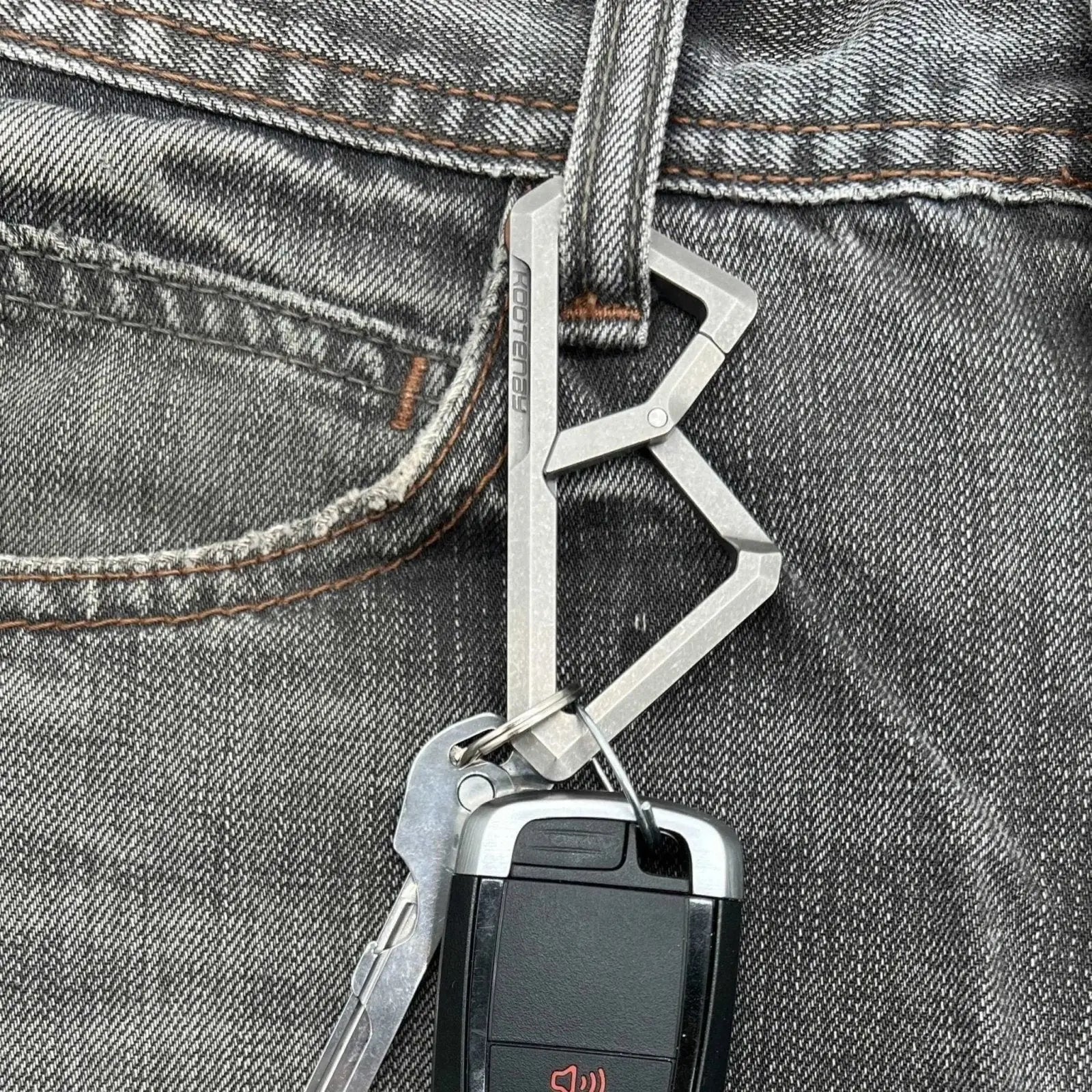 Kootenay Titanium Carabiner With Back Clip - PICHI DESIGN